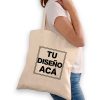 Modelo mujer llevando Tote Bag Personalizada o Bolsas de Lienzo por FL Fábrica de Ropa