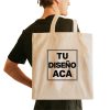 Modelo hombre llevando Tote Bag Personalizada o Bolsas de Lienzo por FL Fábrica de Ropa